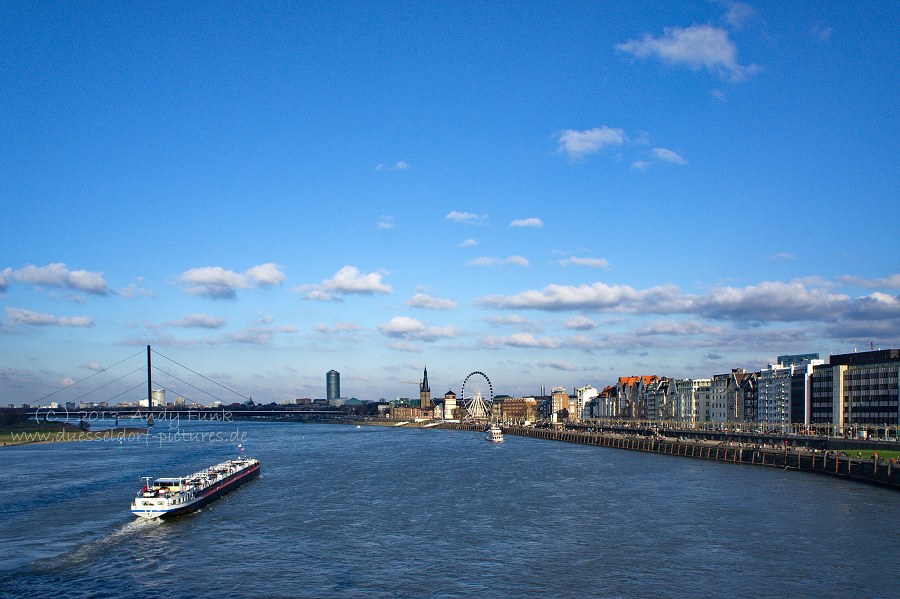 Düsseldorf, Riesenrad am Rheinufer ( Januar 2013 )