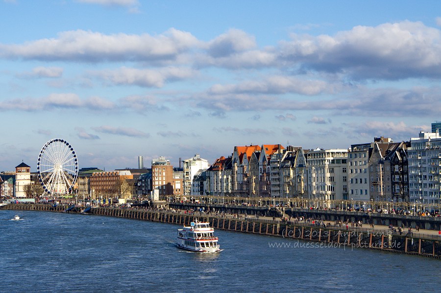 Düsseldorf, Riesenrad am Rheinufer ( Januar 2013 )