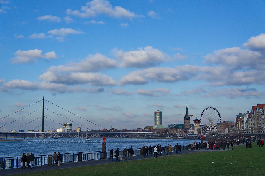 Düsseldorf, Riesenrad am Rheinufer ( Januar 2013 )