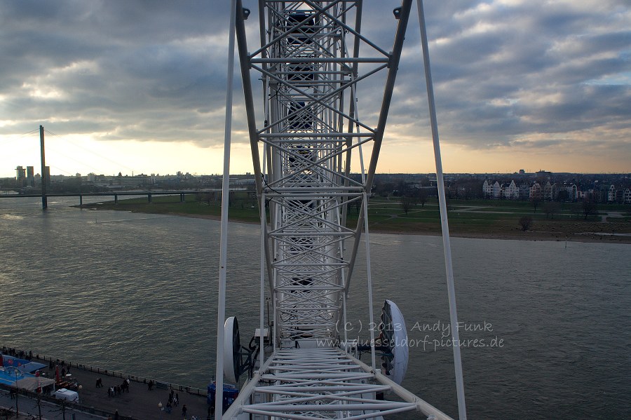 Düsseldorf, Riesenrad am Rheinufer ( Januar 2013 )