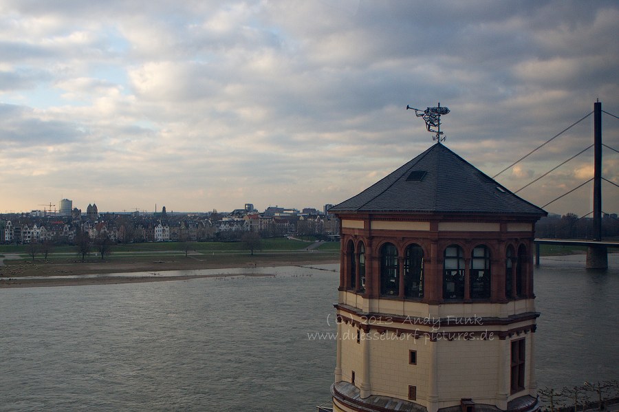 Düsseldorf, Riesenrad am Rheinufer ( Januar 2013 )