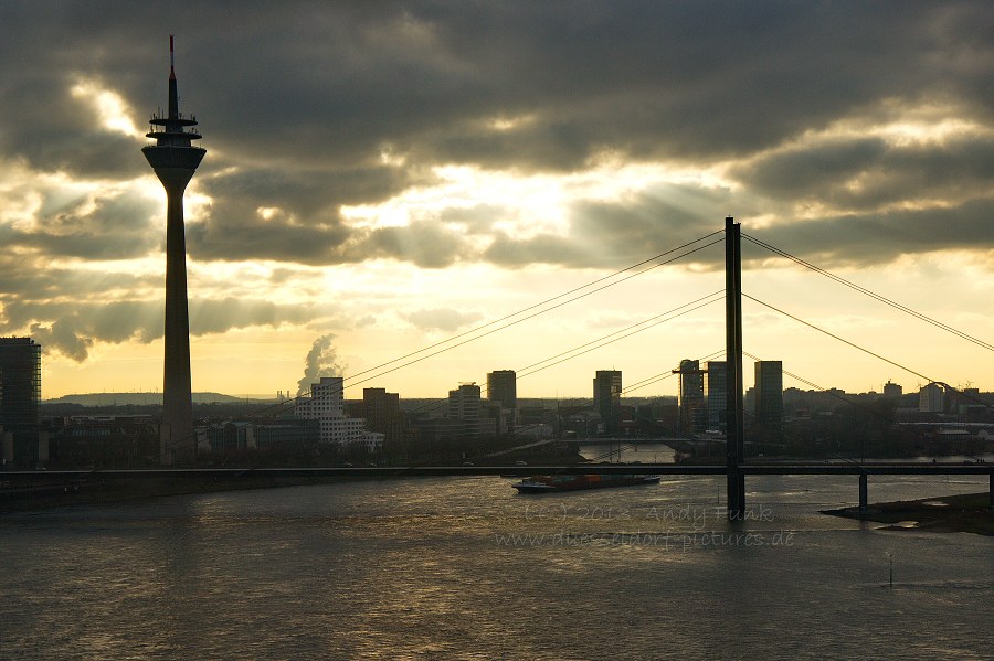 Düsseldorf, Riesenrad am Rheinufer ( Januar 2013 )
