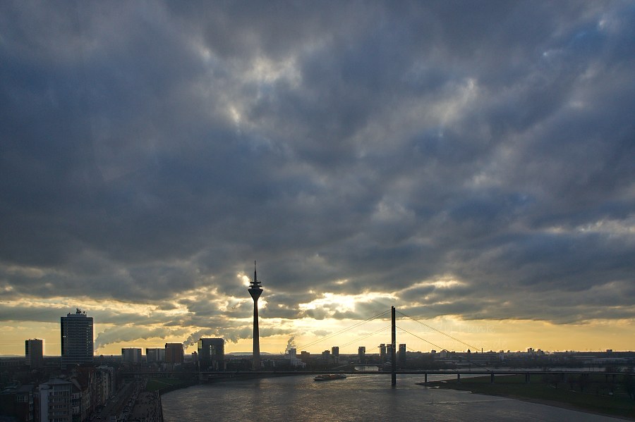 Düsseldorf, Riesenrad am Rheinufer ( Januar 2013 )