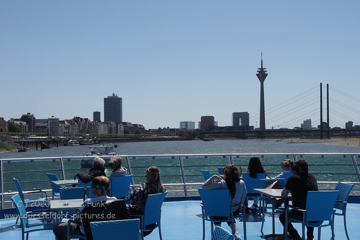 Düsseldorf Panorama Fahrt auf dem Rhein KD 